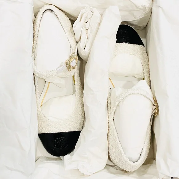 CHANEL Tweed and Patent Calfskin Mary Janes, White/Black - Retail $1350, NIB - Picture 6 of 10